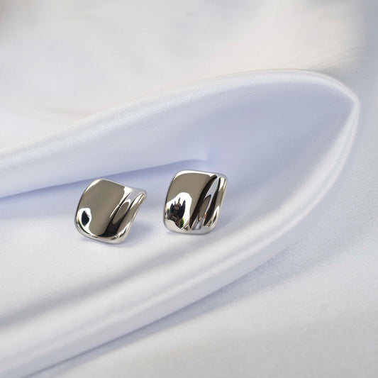 Minimalistische oorbellen gemaakt van roestvrijstaal in het zilver