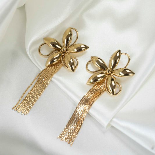 Goude oorbellen in een bloemvorm gemaakt van stainless steel