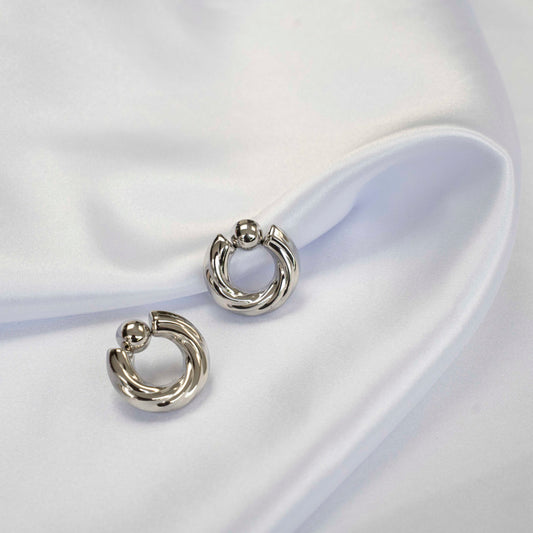 Zilveren oorbellen die elegant zijn