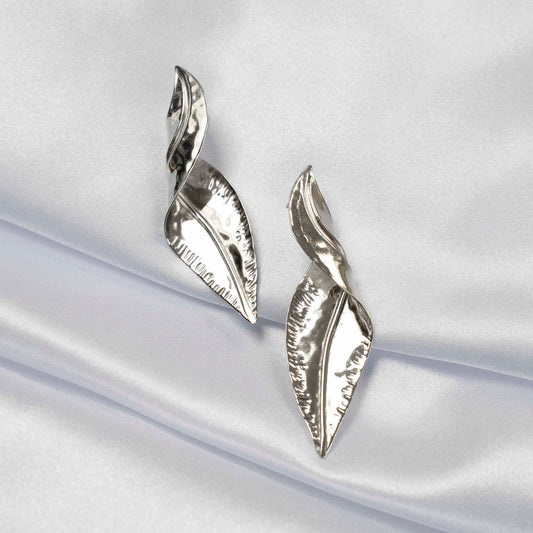 Zilverkleurige oorbellen die elegeant en tijdloos zijn